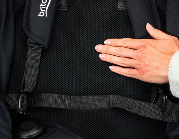 Black fabric and padding with a 5-point harness, mesh, and the Britax logo. ​